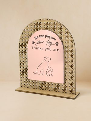 Ξύλινο επιτραπέζιο διακοσμητικό με μοτίβο rattan και καθρέπτη χρυσού,ασημενιου ή ροζ χρυσού χρώματος, σκίτσο σκύλου κουταβιού και quote «Be the person your dog thinks you are».