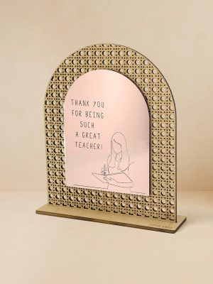 Ξύλινο επιτραπέζιο διακοσμητικό με μοτίβο rattan και καθρέπτη και χαραγμένο μήνυμα ευχαριστίας στην δασκάλα, σε ουδέτερο φόντο.