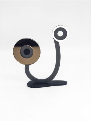 Επιτραπέζιο Μαύρο ακρυλικό γλυπτό με δύο κυκλικούς δίσκους ματιών, λευκό και μπρονζέ με βάση