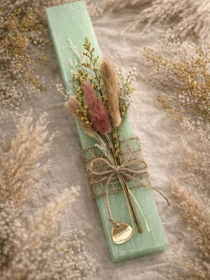 Λαμπάδα Mηλίτης με σύνθεση pampas και αποξηραμένα άνθη, δεμένη με σπάγκο και μεταλλικό tag Pnevma.