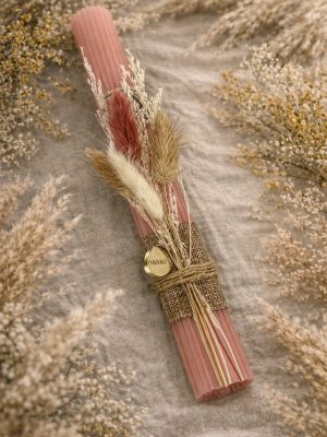 Σάπιο μήλο κίονας λαμπάδα με pampas και αποξηραμένα άνθη, δεμένη με σπάγκο και μεταλλικό tag Pnevma.