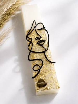 Λευκή λαμπάδα 25x4.5 με χρυσή υφή GoldNet | μαύρο oneline plexiglass σχέδιο προσώπου | σήμα Pnevma σε χρυσό.