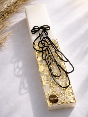 Λευκή λαμπάδα 25x4.5 με χρυσή υφή GoldNet | μαύρο oneline plexiglass σχέδιο πουέντ | σήμα Pnevma σε χρυσό.