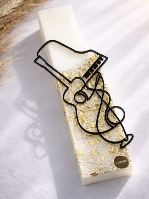 Λευκή λαμπάδα 25x4.5 με χρυσή υφή GoldNet | μαύρο oneline plexiglass σχέδιο πιάνου | σήμα Pnevma σε χρυσό.