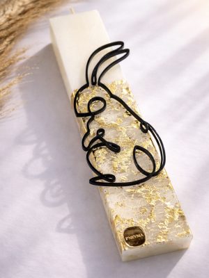 Λευκή λαμπάδα 25x4.5 με χρυσή υφή GoldNet | μαύρο oneline plexiglass σχέδιο λαγού | σήμα Pnevma σε χρυσό.