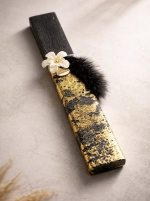 Μαύρη λαμπάδα με goldnet χρυσή υφή, μαύρο φτερό και λευκό λουλούδι, με Plexiglas tag Pnevma.