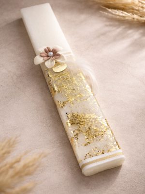 Λευκή λαμπάδα με goldnet χρυσές νιφάδες, ανοιχτό φτερό και λουλούδι, με Plexiglas tag Pnevma.