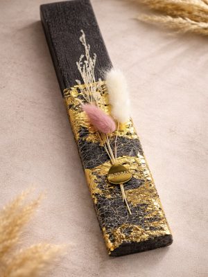 Μαύρη λαμπάδα με goldnet χρυσή υφή, pampas και αποξηραμένα άνθη, με Plexiglas tag Pnevma.