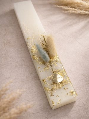 Λευκή λαμπάδα με goldnet χρυσές νιφάδες, pampas και αποξηραμένα άνθη, με Plexiglas tag Pnevma.