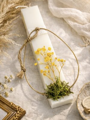 Λευκή λαμπάδα με χρυσό οβάλ στεφάνι και αποξηραμένα κίτρινα λουλούδια, πράσινο moss και σπάγκο.