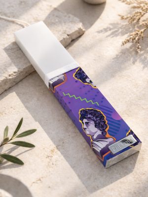 Λευκή λαμπάδα 25x4.5 με μωβ εκτύπωση pop art και αρχαιοελληνική προτομή | σήμα Pnevma σε ασημί.