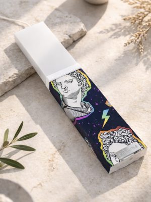 Λευκή λαμπάδα 25x4.5 με σκούρο εκτυπωμένο σχέδιο | αρχαιοελληνικές προτομές και γραφιστική αστραπή.