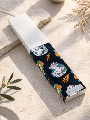 Λευκή λαμπάδα 25x4.5 με εκτύπωση σε μαύρο φόντο | αρχαιοελληνικές μορφές και χρυσά φυτικά μοτίβα.