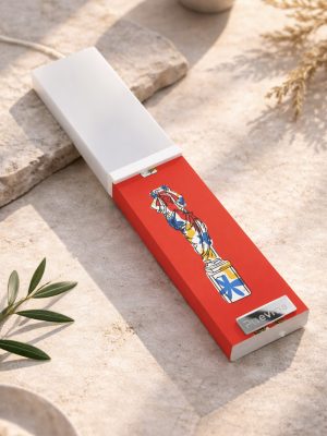 Λευκή λαμπάδα 25x4.5 με έντονο κόκκινο εκτυπωμένο πεδίο και κεντρική αρχαιοελληνική φιγούρα.