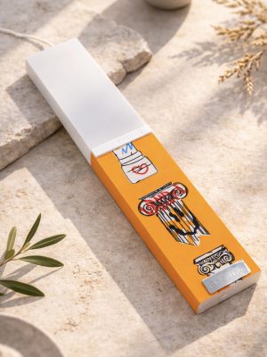 Λευκή λαμπάδα 25x4.5 με πορτοκαλί εκτύπωση | μοτίβο κίονα και αρχαιοελληνικά σύμβολα.