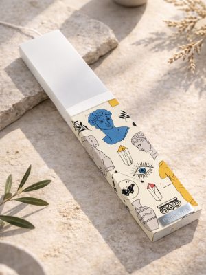 Λευκή λαμπάδα 25x4.5 με εκρού εκτύπωση | σκίτσα αρχαιοελληνικών μορφών, μάτι προστασίας και σύμβολα.