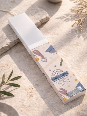 Λευκή λαμπάδα 25x4.5 με nude εκτύπωση | σουρεαλ γραμμικά πρόσωπα, αστέρια και αφαιρετικά σχήματα.