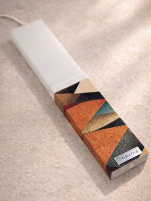 Λευκή λαμπάδα 25x4.5 με εκτύπωση Γαία | γεωμετρικό color blocking σε terracotta και γήινους τόνους | σήμα Pnevma σε ασημί.