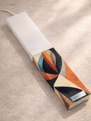 Λευκή λαμπάδα 25x4.5 με εκτύπωση Γαία | οργανικές καμπύλες σε teal terracotta και μαύρο | σήμα Pnevma σε ασημί.