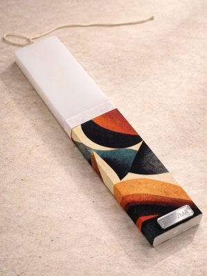 Λευκή λαμπάδα 25x4.5 με εκτύπωση Γαία | αφαιρετικές καμπύλες σε γήινους τόνους με terracotta | σήμα Pnevma σε ασημί.