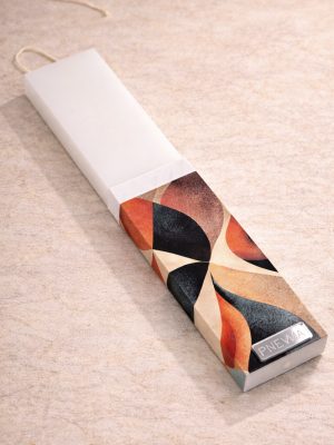 Λευκή λαμπάδα 25x4.5 με εκτύπωση Γαία | οργανική γεωμετρία σε μπεζ terracotta και σκούρους τόνους | σήμα Pnevma σε ασημί.