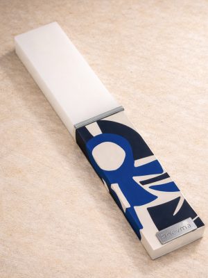 Λευκή λαμπάδα 25x4.5 με εκτύπωση MCM | αφαιρετικές καμπύλες σε navy και μπλε με off-white | σήμα Pnevma σε ασημί.