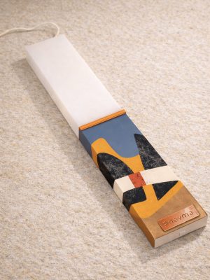 Λευκή λαμπάδα 25x4.5 με εκτύπωση MCM | color blocks σε ώχρα μπλε και εκρού με υφή | σήμα Pnevma σε χρυσό.