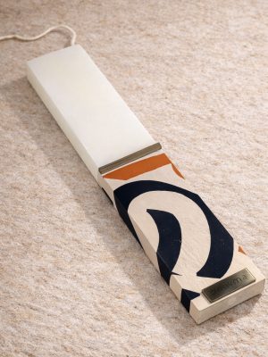 Λευκή λαμπάδα 25x4.5 με εκτύπωση MCM | μεγάλη καμπύλη σε navy με πορτοκαλί ένθετο και εκρού | σήμα Pnevma σε ασημί.