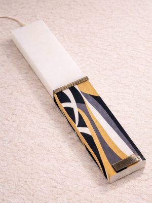 Λευκή λαμπάδα 25x4.5 με εκτύπωση MCM | επιμήκεις γραμμές σε navy μαύρο και χρυσό | σήμα Pnevma σε χρυσό.