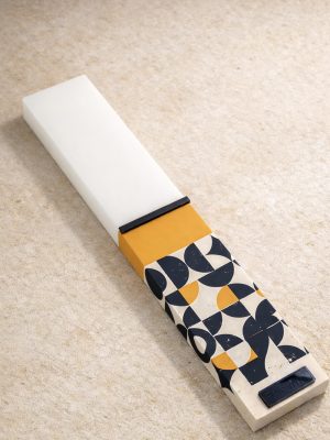 Λευκή λαμπάδα 25x4.5 με εκτύπωση Οπτικός ρυθμός | γεωμετρικό tiles μοτίβο σε navy και κίτρινο | σήμα Pnevma σε σκούρο.