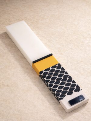 Λευκή λαμπάδα 25x4.5 με εκτύπωση Οπτικός ρυθμός | επαναλαμβανόμενο scale μοτίβο σε navy με κίτρινο ένθετο | σήμα Pnevma σε σκούρο.