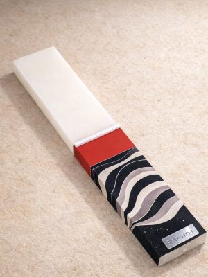 Λευκή λαμπάδα 25x4.5 με εκτύπωση Οπτικός ρυθμός | κόκκινο ένθετο και κυματιστές γραμμές σε μαύρο και εκρού | σήμα Pnevma σε ασημί.