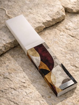 Λευκή λαμπάδα 25x4.5 με εκτύπωση Υφές | textured κολάζ σε wine ώχρα και εκρού με καμπύλες | σήμα Pnevma σε ασημί.