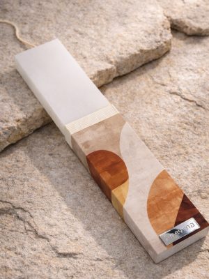 Λευκή λαμπάδα 25x4.5 με εκτύπωση Υφές | γήινοι κύκλοι terracotta σε απαλές υφές μπεζ και εκρού | σήμα Pnevma σε ασημί.