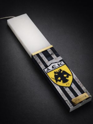 Λευκή λαμπάδα 25x4.5 με εκτύπωση ΑΕΚ | κιτρινόμαυρες ρίγες και κεντρικό έμβλημα | σήμα Pnevma σε χρυσό.