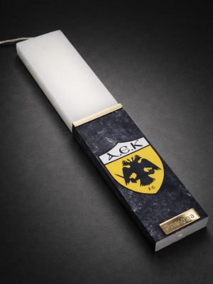 Λευκή λαμπάδα 25x4.5 με εκτύπωση ΑΕΚ | σκούρο φόντο και κεντρικό κιτρινόμαυρο έμβλημα | σήμα Pnevma σε χρυσό.