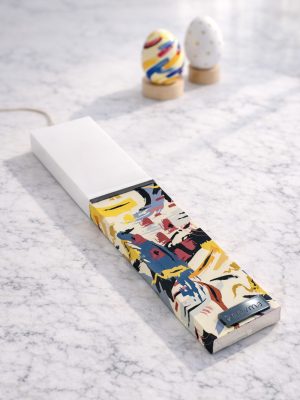 Λευκή λαμπάδα 25x4.5 με εκτύπωση Απόηχος | abstract multicolor πινελιές σε λευκή βάση | σήμα Pnevma σε σκούρο.