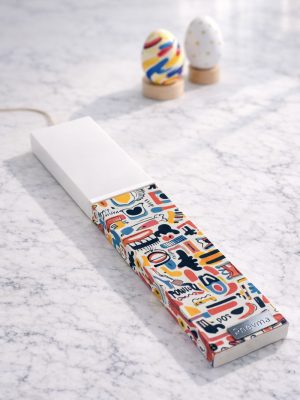 Λευκή λαμπάδα 25x4.5 με εκτύπωση Απόηχος | πολύχρωμο graphic doodle μοτίβο σε λευκή βάση | σήμα Pnevma σε ασημί.