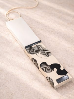 Λευκή λαμπάδα 25x4.5 με μονόχρωμη εκτύπωση Bau Grid | κυκλικά οπτικά μοτίβα σε μαύρο και εκρού | σήμα Pnevma σε σκούρο.