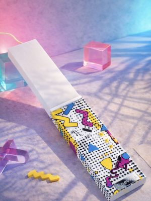 Λευκή λαμπάδα 25x4.5 με εκτύπωση Memphis Splash | πολύχρωμα memphis μοτίβα σε λευκή βάση | σήμα Pnevma σε ασημί.