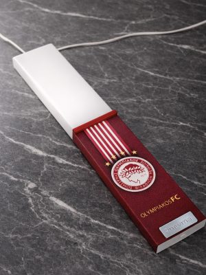 Λευκή λαμπάδα 25x4.5 με κόκκινη εκτύπωση Ολυμπιακός | κεντρικό έμβλημα και κάθετες ρίγες | σήμα Pnevma σε ασημί.