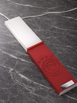 Λευκή λαμπάδα 25x4.5 με κόκκινη εκτύπωση Ολυμπιακός | ανάγλυφο έμβλημα και μικρά αστέρια | σήμα Pnevma σε ασημί.