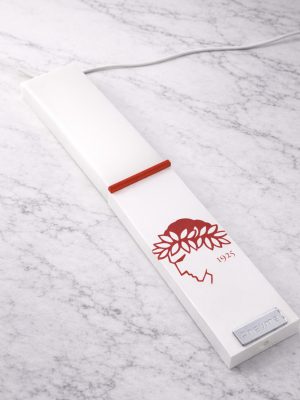 Λευκή λαμπάδα 25x4.5 με κόκκινη εκτύπωση Ολυμπιακός | γραμμικό στεφάνι και λεπτομέρεια 1925 | σήμα Pnevma σε ασημί.