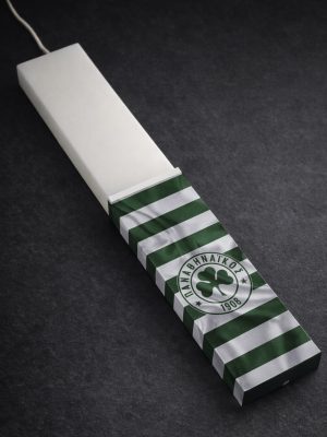 Λευκή λαμπάδα 25x4.5 με εκτύπωση Παναθηναϊκός | πράσινολευκες ρίγες και κεντρικό έμβλημα τριφυλλιού | σήμα Pnevma σε ασημί.