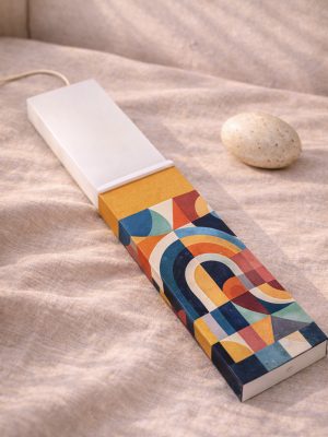 Λευκή λαμπάδα 25x4.5 με εκτύπωση Retro Portal | γεωμετρικές καμπύλες portal σε retro χρώματα με πορτοκαλί ένθετο | σήμα Pnevma σε σκούρο.