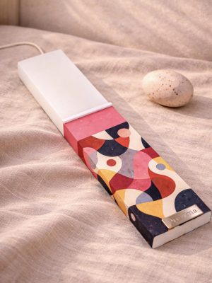 Λευκή λαμπάδα 25x4.5 με εκτύπωση Retro Portal | wavy retro μοτίβο σε ροζ μπεζ και navy με ροζ ένθετο | σήμα Pnevma σε ασημί.