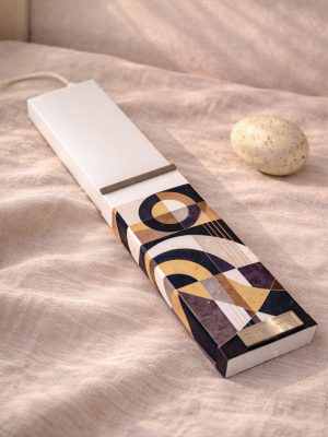 Λευκή λαμπάδα 25x4.5 με εκτύπωση Retro Portal | bold arcs σε navy μπεζ και ώχρα με σκούρα βάση | σήμα Pnevma σε χρυσό.