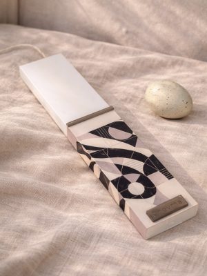 Λευκή λαμπάδα 25x4.5 με εκτύπωση Retro Portal | ασπρόμαυρες γεωμετρικές καμπύλες portal σε minimal ύφος | σήμα Pnevma σε χρυσό.