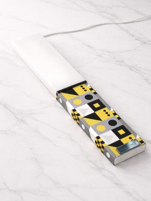 Λευκή λαμπάδα 25x4.5 με εκτύπωση Σχηματογία | γεωμετρικό grid σε κίτρινο μαύρο και γκρι | σήμα Pnevma σε ασημί.