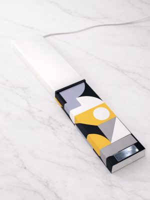 Λευκή λαμπάδα 25x4.5 με εκτύπωση Σχηματογία | color blocking σε κίτρινο μαύρο και γκρι με κύκλο | σήμα Pnevma σε ασημί.